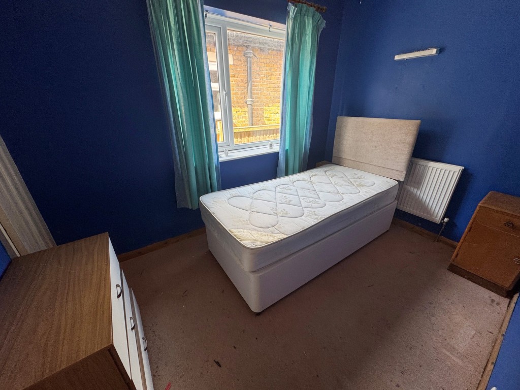 Lot: 160 - THREE-BEDROOM SEMI-DETACHED BUNGALOW WITH PARKING - Bedroom 2
